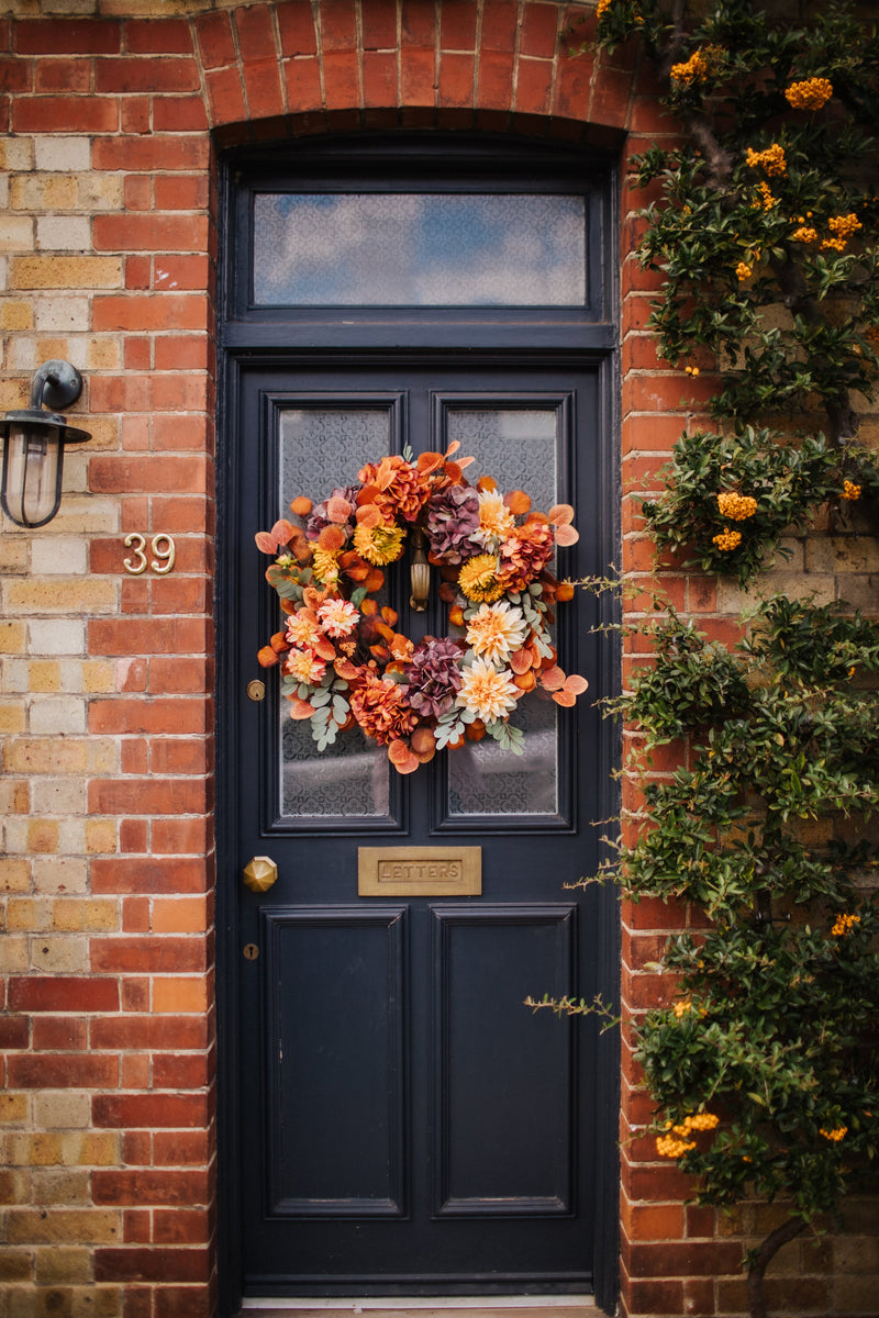 An explosion of scrumptious warm orange foliage, plum hydrangea and golden dahlia combine to create our irresistible Apple Crumble wreath.  This delicious concoction of autumnal favourites will guarantee guests a warm welcome through the winter months.