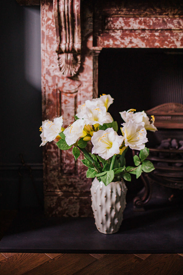 The white blooms of our artificial amaryllis are deceptively realistic in appearance and to touch.  Delivered in a vase or as a wrapped bouquet ready for the home or to gift. 