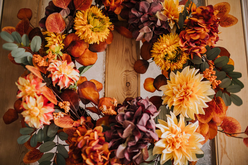 An explosion of scrumptious warm orange foliage, plum hydrangea and golden dahlia combine to create our irresistible Apple Crumble wreath.  This delicious concoction of autumnal favourites will guarantee guests a warm welcome through the winter months.