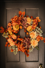 An explosion of scrumptious warm orange foliage, plum hydrangea and golden dahlia combine to create our irresistible Apple Crumble wreath.  This delicious concoction of autumnal favourites will guarantee guests a warm welcome through the winter months.