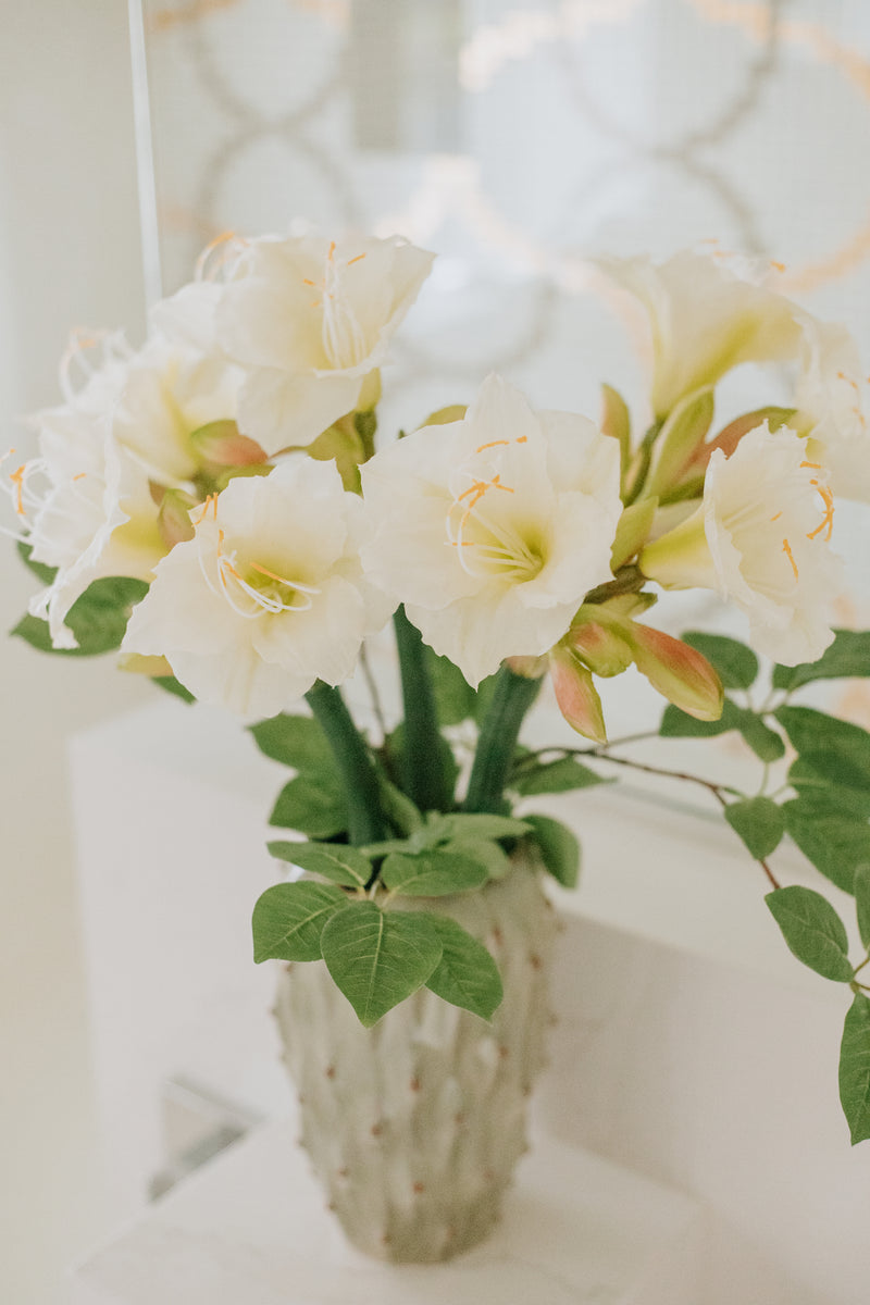 The white blooms of our artificial amaryllis are deceptively realistic in appearance and to touch.  Delivered in a vase or as a wrapped bouquet ready for the home or to gift. 